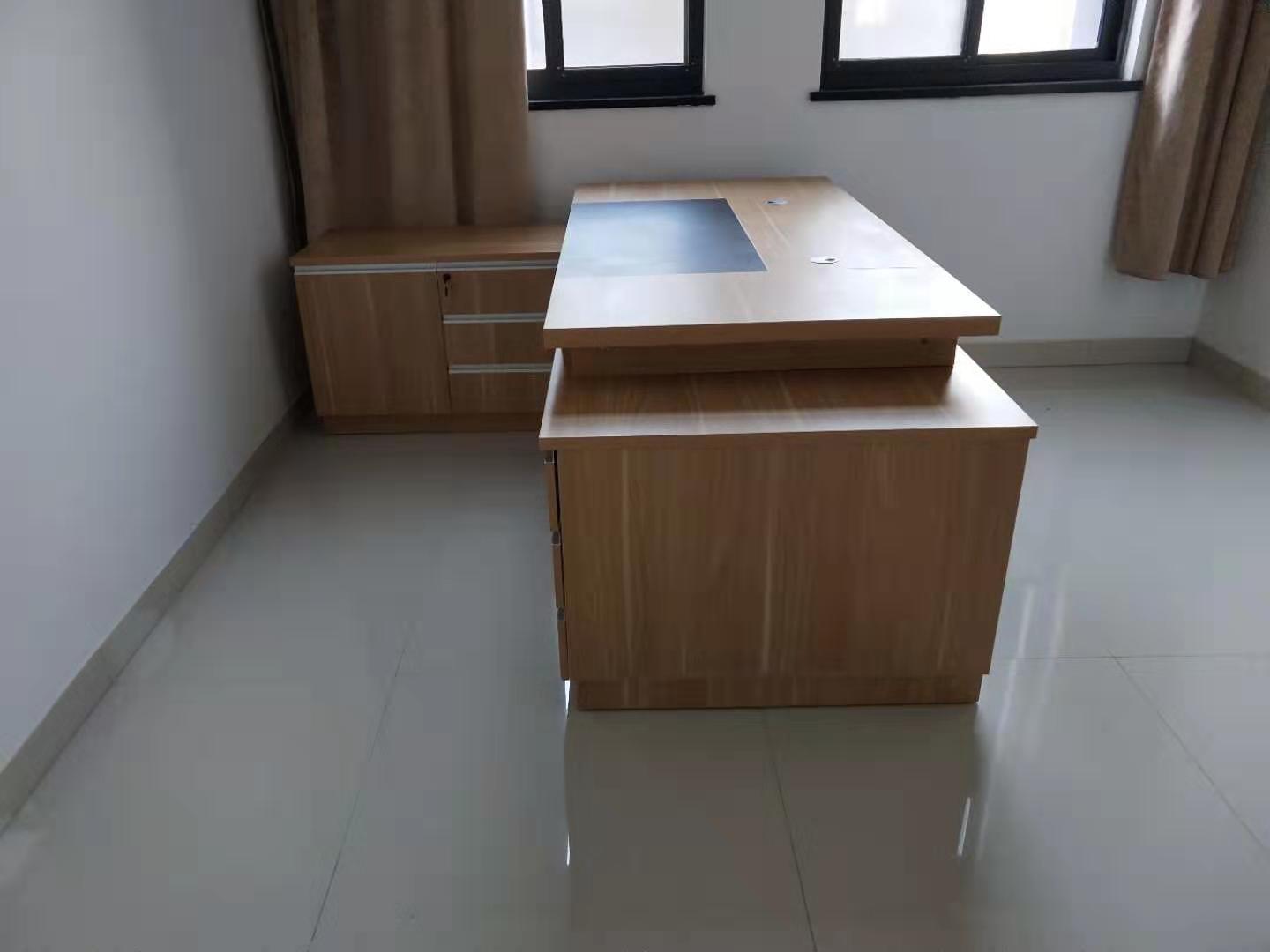 新款***辦公班臺老板桌