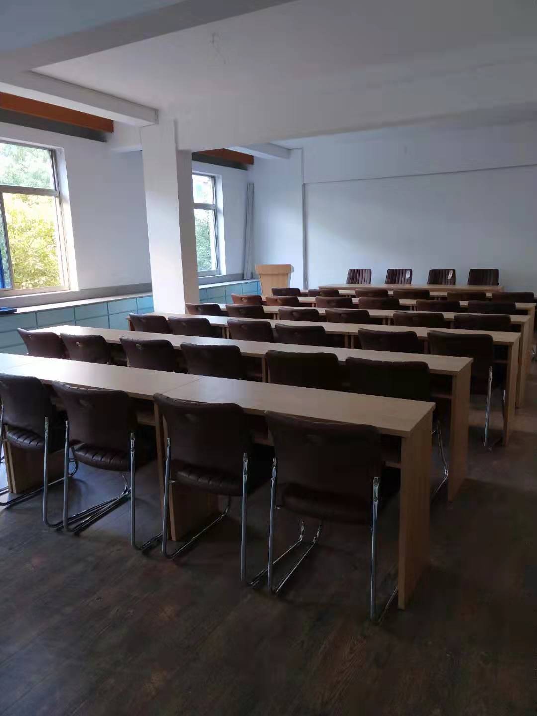 會(huì)議室開(kāi)會(huì)演講桌