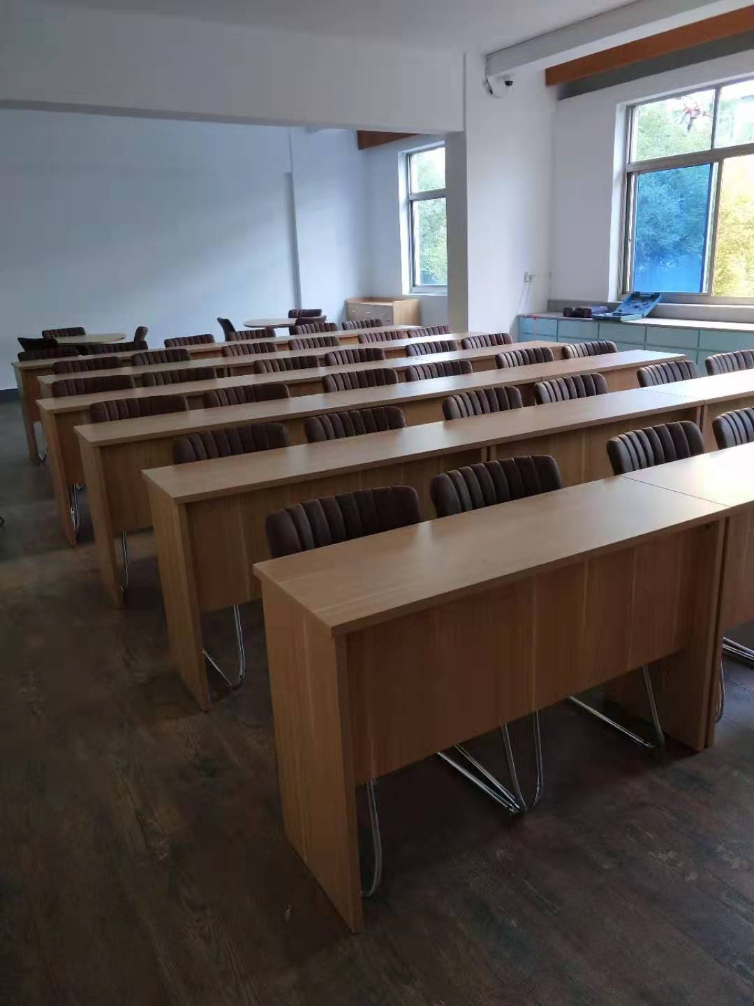 會(huì)議室開(kāi)會(huì)演講桌