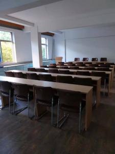 會(huì)議室開會(huì)演講桌